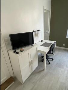 a white desk with a television on top of it at Le Green - Spacieux & Lumineux in Compiègne