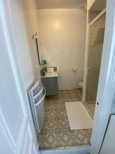 a small bathroom with a shower and a toilet at Le Green - Spacieux & Lumineux in Compiègne