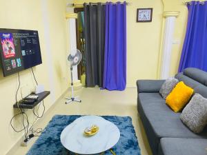 羅安達的住宿－Luanda City Hostel，客厅配有沙发和桌子