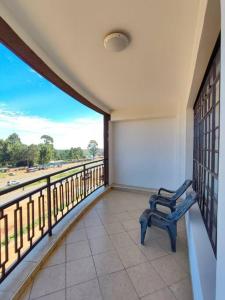 een kamer met een bank op een balkon bij Shyrah Havana in Nairobi