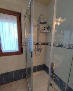 baño con ducha y puerta de cristal en LA CASA NUEVA, 