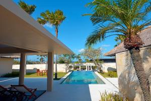Bazén v ubytování The Bale Nusa Dua by LifestyleRetreats nebo v jeho okolí