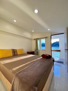 une chambre avec un grand lit dans un bateau dans l'établissement Rocky resort, à Koh Tao