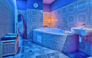 Kamar mandi di Wellness Hotel Babylon