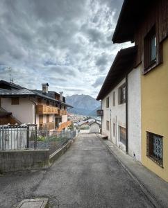 eine leere Straße in einer Stadt mit Gebäuden in der Unterkunft Auronzo - Appartamento centrale vista mozzafiato con garage in Auronzo di Cadore