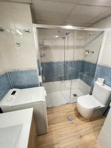 een badkamer met een douche, een toilet en een wastafel bij Resitur Luxury Suit A in Sevilla