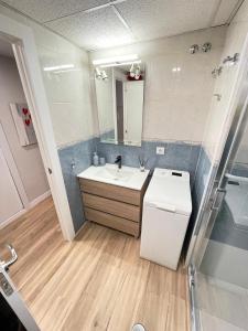 ein Bad mit einem Waschbecken und einem Spiegel in der Unterkunft Resitur Luxury Suit A in Sevilla