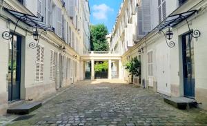 une allée vide dans une ville avec des bâtiments dans l'établissement The fine arts - Gorgeous French touch - Best area, à Paris