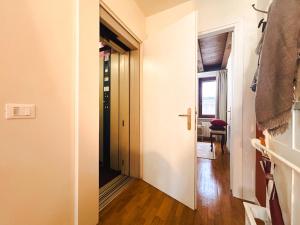 um corredor com uma porta que dá para um quarto em Vicolo Amanti Verona em Verona