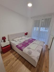 - une chambre avec un lit et une fenêtre dans l'établissement Apartment 4th. Floor II, à Banja Luka