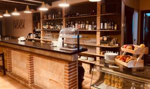 un bar con un mostrador con mucha comida en Hotel Tharsis, en Cazorla