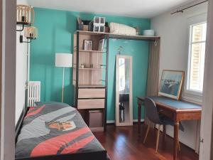 Schlafzimmer mit einem Schreibtisch und einem Bett sowie einem Schreibtisch sidx sidx sidx in der Unterkunft Chambre privée au calme chez l'habitant in Montrouge