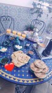 een blauwe tafel met borden met voedsel erop bij Mogador Authentique T6 in Essaouira