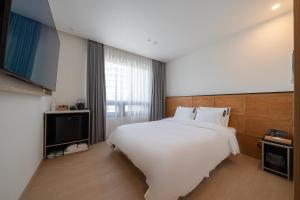 Postel nebo postele na pokoji v ubytování Hotel 701 Gyeongju