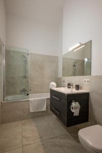 La salle de bains est pourvue d'un lavabo, de toilettes et d'une douche. dans l'établissement SweetHome - Luxus pur - große Küche, Terrasse, Stellplatz, WiFi, à Halle-sur-Saale
