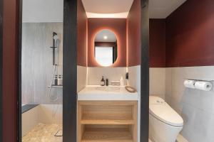 慶州的住宿－Hotel 701 Gyeongju，一间带水槽、卫生间和镜子的浴室