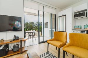 Una sala de estar con dos sillas y una mesa. en 301 Le Jardin, en George