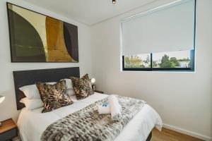 1 dormitorio con cama y ventana grande en 301 Le Jardin en George