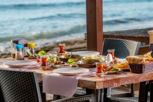 カーギジャックにあるSedir Park - Beach Bungalowの食卓