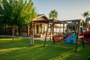 カーギジャックにあるSedir Park - Beach Bungalowのヤシの木が茂る建物前の遊び場