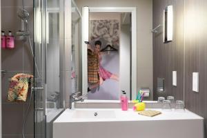 A bathroom at Moxy Milan Malpensa Airport