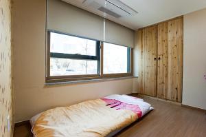 - une chambre avec un lit et une fenêtre dans l'établissement Myeongdong Ecohouse, à Séoul 48 autres photos