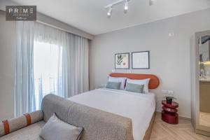 um quarto com uma cama grande e um sofá em Prime Residence Kattameya no Cairo