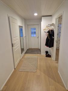 un pasillo vacío con dos puertas y una alfombra en 2BR and LuxurySauna, en Tornio