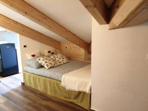 um quarto com uma cama num sótão em Romantica mansarda nel cuore di Torino em Turim