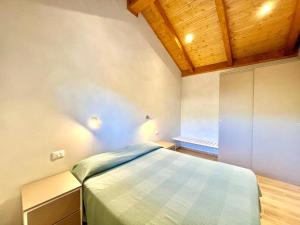 - une chambre avec un lit et un plafond en bois dans l'établissement Villaggio Camping Valdeiva, à Deiva Marina
