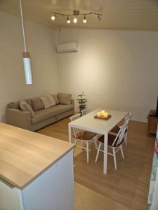un soggiorno con tavolo bianco e divano di 2BR and LuxurySauna a Tornio