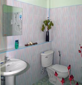 Vonios kambarys apgyvendinimo įstaigoje EiDI Homestay