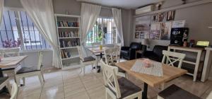 - une salle à manger avec des tables, des chaises et des fenêtres dans l'établissement Hotel Marbella, à Fuengirola