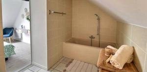 La salle de bains est pourvue d'une douche et d'une baignoire. dans l'établissement Paradis des poutres - Rénové & Centre-ville, à Bourges