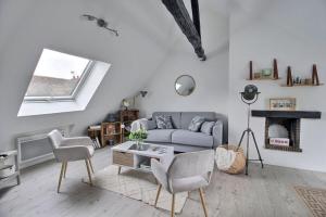 un salon avec un canapé et une table dans l'établissement Paradis des poutres - Rénové & Centre-ville, à Bourges