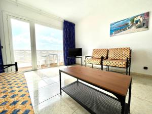 - un salon avec un canapé et une table dans l'établissement Apartamento en Tamaduste con maravillosa vistas al mar, à Tamaduste