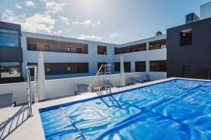 una piscina al lado de un edificio en 304 Le Jardin en George