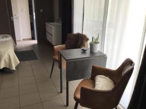 A seating area at Studio Gardenroom Guesthouse De Steenberg met wellness & tuinzicht