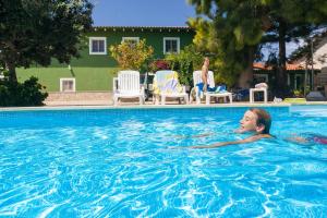 Bazén v ubytovaní Riuebre - Casa rural para 11 personas con piscina y vistas al Río Ebro - Deltavacaciones alebo v jeho blízkosti