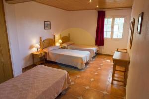 Posteľ alebo postele v izbe v ubytovaní Riuebre - Casa rural para 11 personas con piscina y vistas al Río Ebro - Deltavacaciones