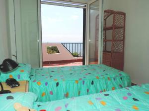 a bedroom with a bed and a view of the ocean at Lliri - Adosado en l'Ampolla en primera línea de mar - Deltavacaciones in L'Ampolla