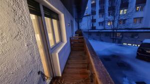 uma varanda de um edifício com piscina em Studio Apartment Ariston in centro a Cortina em Cortina dʼAmpezzo