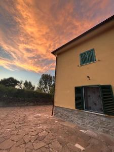 un edificio con una ventana en el lateral. en Il Gelso, en Trivigno