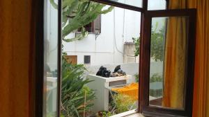 een open raam met uitzicht op een balkon bij Zagara Bed & Breakfast in Lipari
