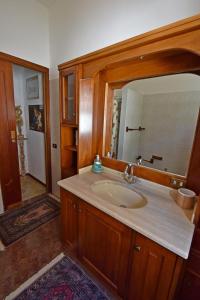 een badkamer met een wastafel en een spiegel bij Zagara Bed & Breakfast in Lipari
