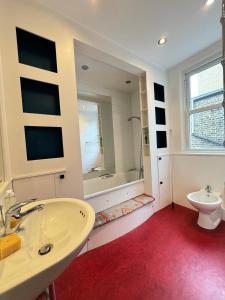 Łazienka w obiekcie Spacious 4BD Family Home with GardenKensal Green!