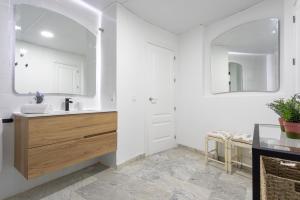 a bathroom with a sink and a mirror at Genteel Home Plaza de las Tendillas II in Córdoba