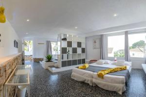 Ένα ή περισσότερα κρεβάτια σε δωμάτιο στο Luxury Villa Costa Brava in Calonge Playa de Aro Sea views