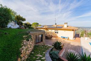 una casa con una pared de piedra y un patio en Panoramic Platja, en Calonge