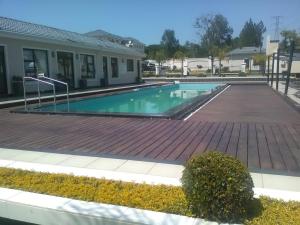 une piscine avec un sol en briques et un bâtiment dans l'établissement Emerald Gem-Luxury Apartment, à Sandton